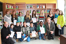 Erfolgreiche Sportler wurden für ihre Leistungen bei den Bundesjugendspielen nun in der Bibliothek der Holderbergschule geehrt.