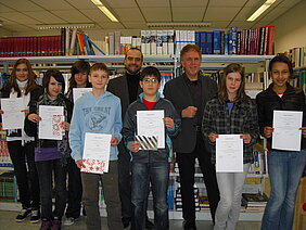 Englischlehrer Andreas Acker, (5.vl.links) und der stellvertretende Schulleiter Hans-Werner Kirchhoff (3. v. rechts) gratulierten (v.l.) Jasmin Schwehn, Leyla Correia, Katrin Wagner, Alexander Hofmann, Mus’ab Yüksel, Magdalena Franke und Mauricia Anderson