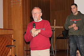 Vordergrund Albrecht Kaul und im Hintergrund Moderator und Interviewer Martin Scott von Wunderwerke ev