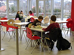 Schüler der Holderbergschule Eibelshausen beim Mittagessen