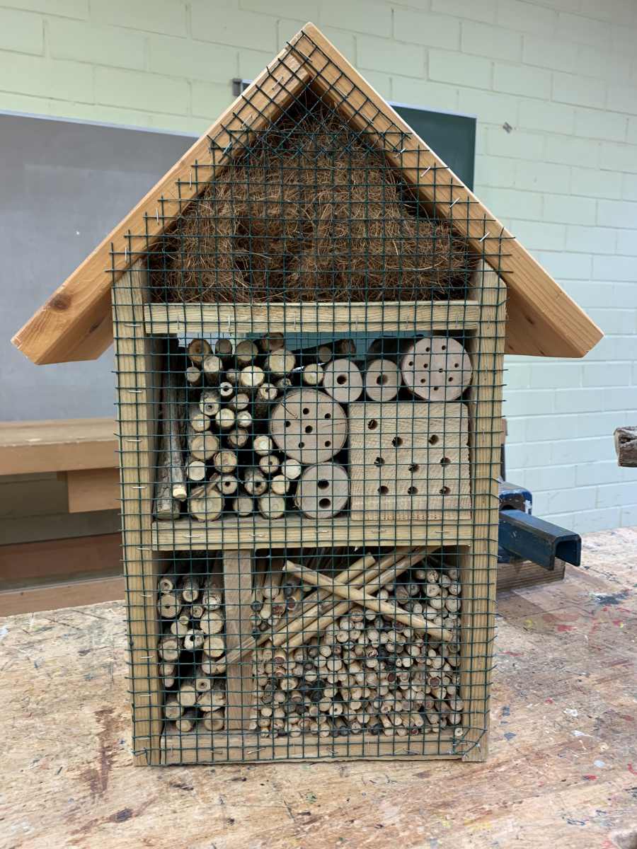 Ein neues Bienenhotel für den Schulgarten.