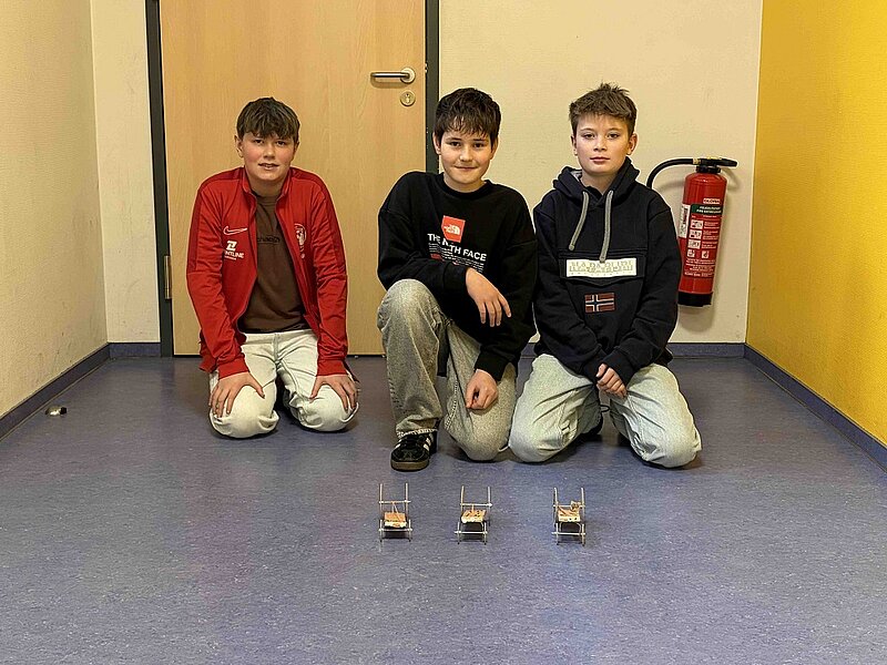 Fabio Nolle, Leo Thomas und Hannes Schmidt (7G2) liefern sich ein Wettrennen mit ihren Rennwagen.