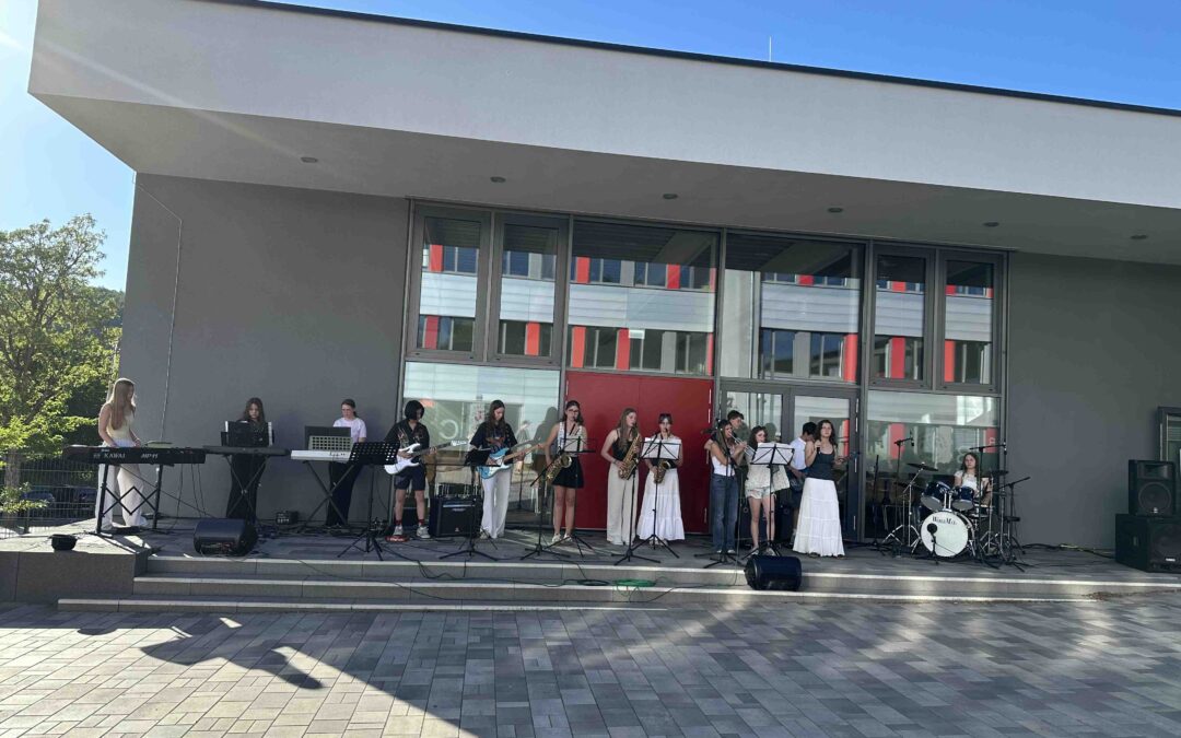 Musikalisches „Summer feeling“ am Holderberg Bandnight an der Holderbergschule bei schönstem Wetter