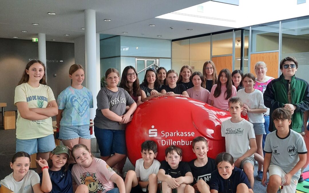 „Der frühe Vogel fängt den Wurm“ MINT-Aktionstag für die 6G2 der Holderbergschule bei der Sparkasse Dillenburg