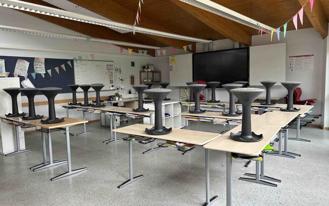 Mehr Bewegung beim Sitzen Neue „Wackelhocker“ für die Holderbergschule